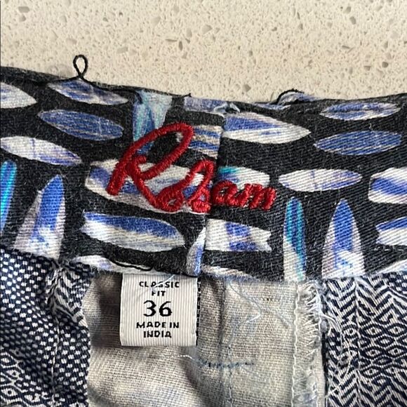 Robert Graham Blue  Geometric Shorts 36/7 - Picture 4 of 8